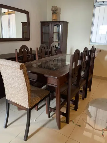 Conjunto de Sala de Jantar completo em madeira maciça. 