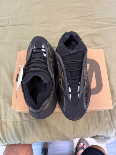Yeezy 700 V3 Novo na Caixa 