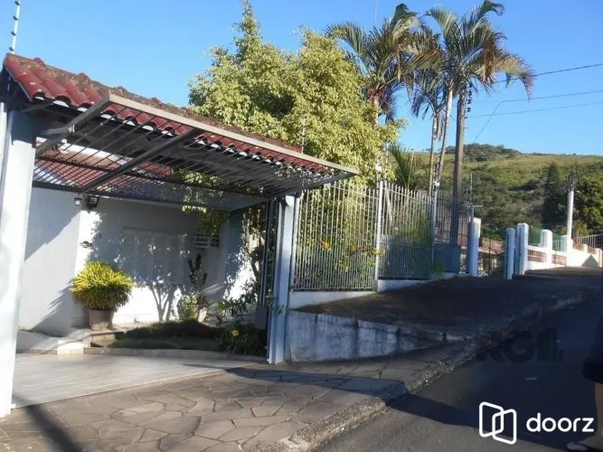 Casa 4 dormitórios no bairro Agronomia