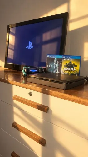 PS4 Slim 500GB + 1 controle + 2 jogos físicos Ótimo estado!