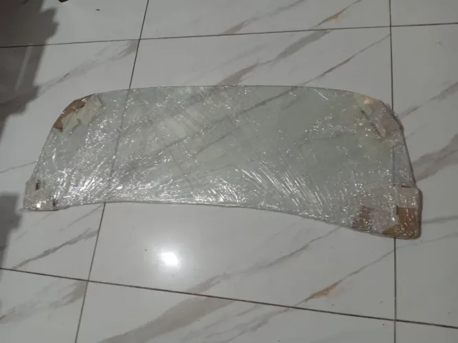 Seis vidros um vigia um para brisa e dois laterais traseiro