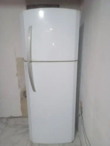 Vendo uma geladeira..