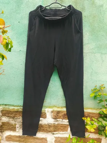 Calça feminina cintura alta estilo abrigo bem confortável usada brechó Tam M 38