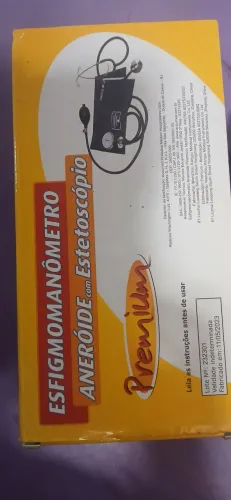 Androide com estetoscópio