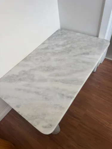 Mesa Marmore Branco com base madeira Lindo Design Bh