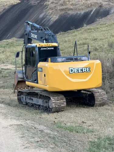 Escavadeira John Deere 2028 130G