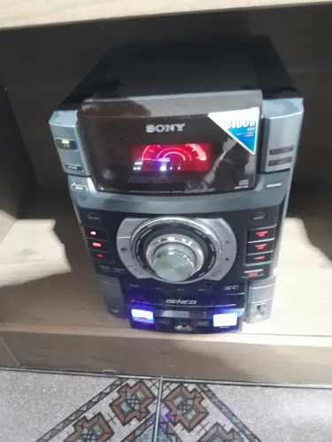 Vendo um aparelho de som marca Sony com 6 caixas preço 1990 meu zap é * 1100 w