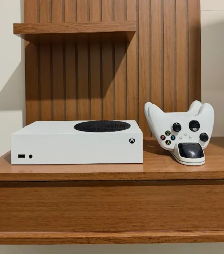 Xbox Series S - 2 controles e base