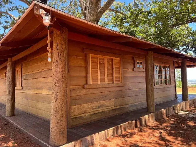 Chácara 2.000m², Casa de Madeira Nobre, 3Q, Área Gourmet, Piscina, Pomar, Aragoiânia