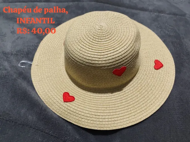 Maiô infantil com proteção UV e chapéu de palha.