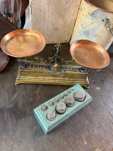 Balança antiga de bronze meio kg com cepo de peso