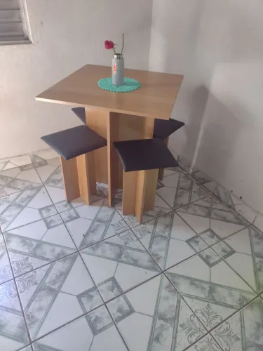 Uma mesinha com quatro banquetas