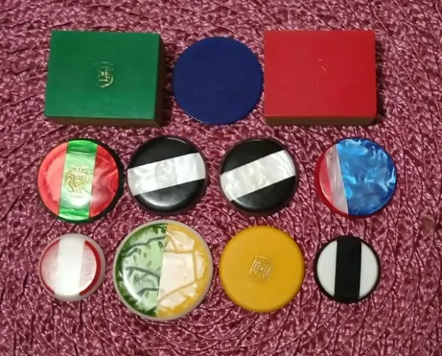 FUTEBOL DE MESA - Vendo coleção de botões.