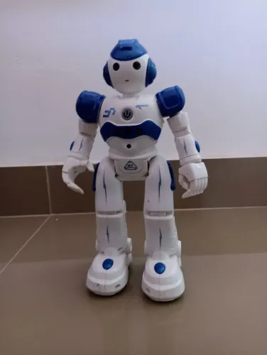 Robô Educacional Infantil Inteligente Com Controle Remoto e carregador Tam 30 cm 85 reais