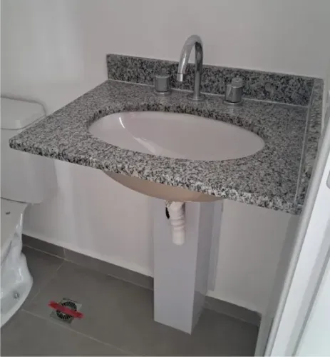 Pia de banheiro embutida com granito, frontão e torneira com misturador