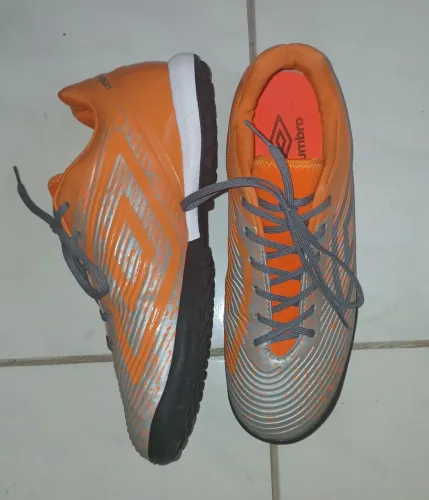 Chuteira Umbro Gravity