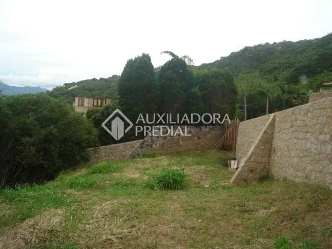Terreno com 1370m² , escriturado, com ampla vista da Lagoa da Conceição, à venda.