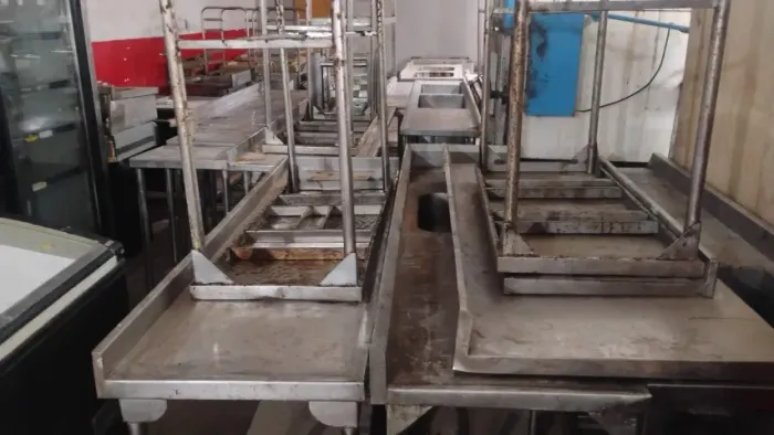 Mesas, cubas, bancadas, pias. Tudo em aço inox 304. Valor: 1.200,00 reais o metro.