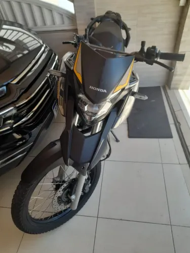 Vendo um XRE 300 com 18 mil km rodados