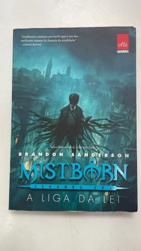 LIVRO MISTBORN - A LIGA DA LEI - SEGUNDA ERA - BRANDON SANDERSON (EDIOTRA LEYA)