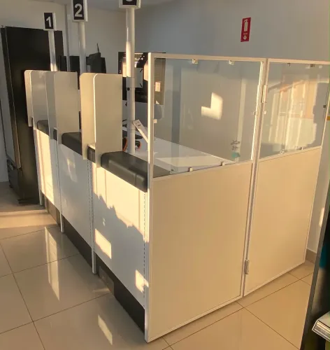 Checkout de caixa com 3 monitores/CPU