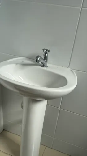 Pia de banheiro com coluna