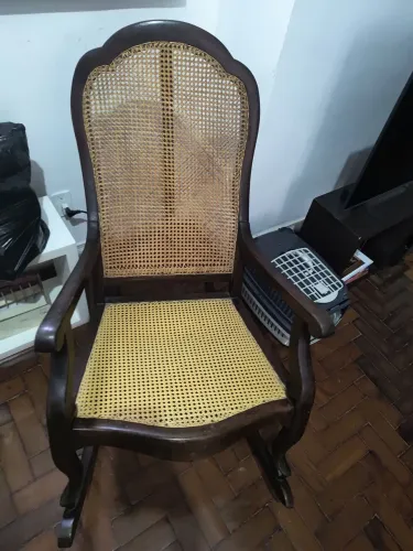 Cadeira de balanço de madeira