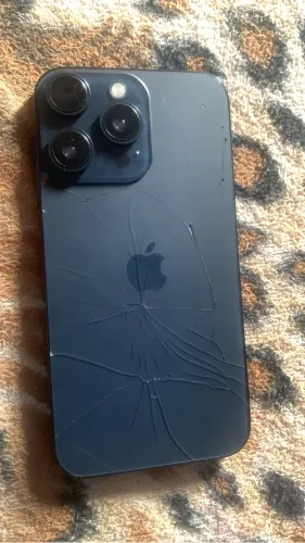 Vendo esse iPhone XR na carcaça do 15 pro