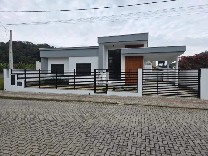 Casa solta com 3 dormitórios (1 suíte), living integrado, varanda com churrasqueira e gara