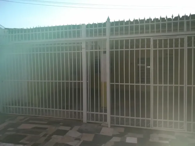 Alugo casa 03 quartos