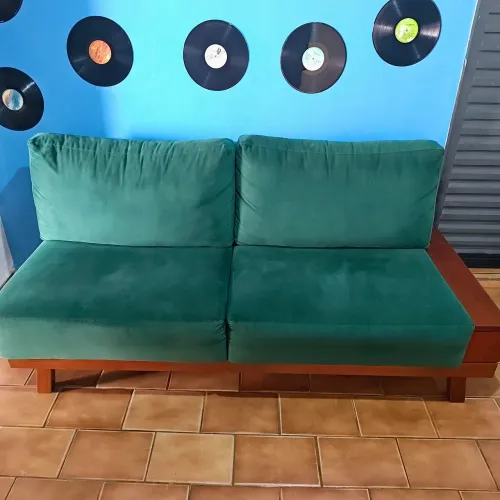 Sofá Dois lugares / com estrutura de madeira maciça e estofado verde