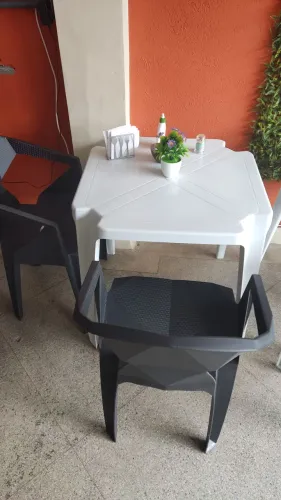 Mesa com cadeira confortável