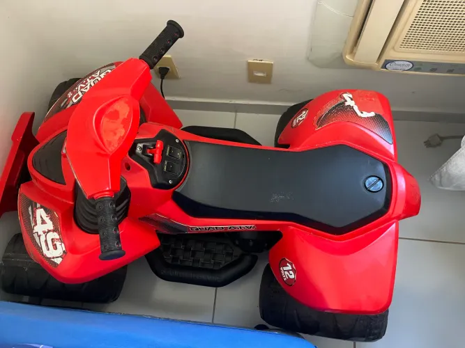 Quadriciclo Infantil Eletrico Bandeirante Vermelho e Preto 12V