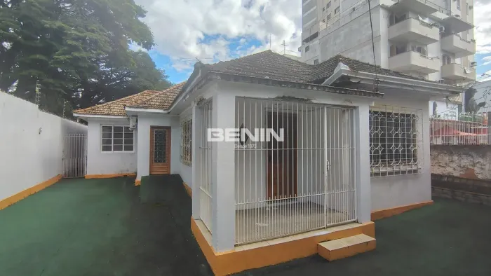 Casa comercial 02 dormitórios, anexo nos fundos com 03 salas e amplo pátio. Casa comercial