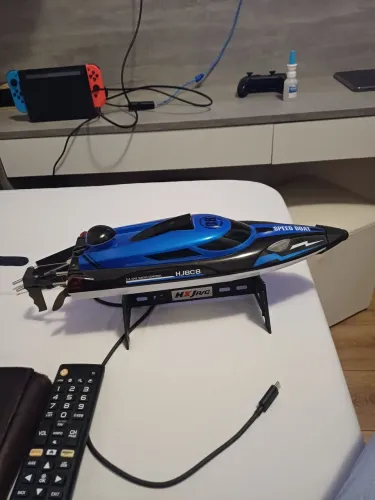 Vendo Lancha RC motor escovado usado poucas vezes, vai com acessórios