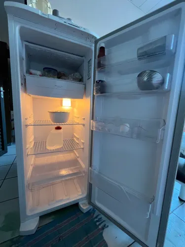 Geladeira Electrolux 240 Litros. Um ano de uso, bem conservada e com nota fiscal