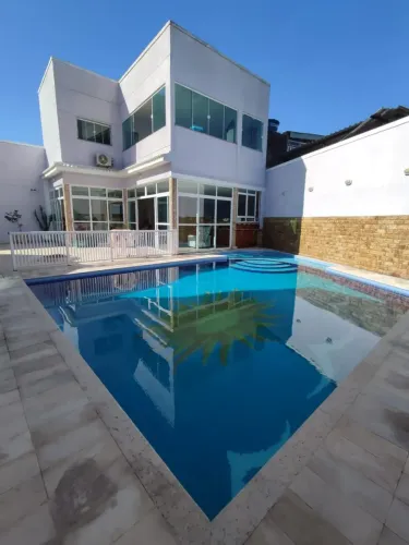 Casa para venda possui 450 metros quadrados com 7 quartos