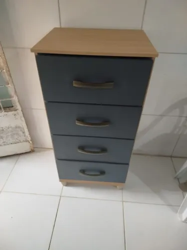 Cômoda com 4 gavetas.