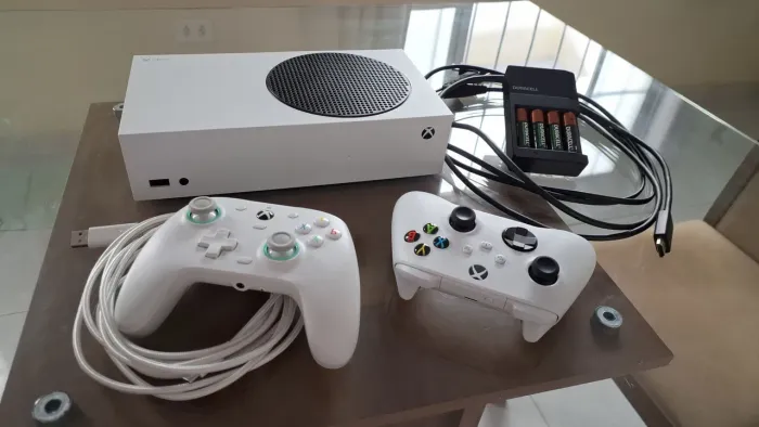 Xbox Series S + 2 controles + baterias e carregador
