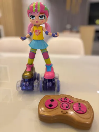 Boneca Rainbow Riley Patinadora Com Controle Remoto