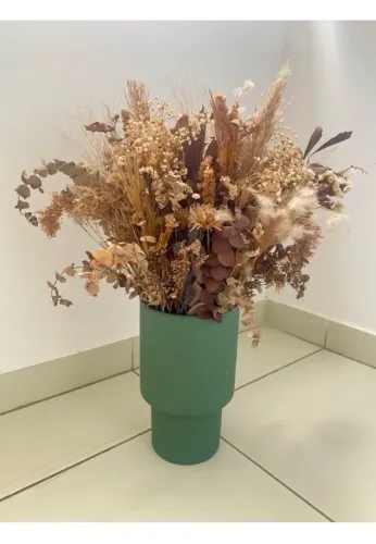 Arranjo de flores secas com vaso