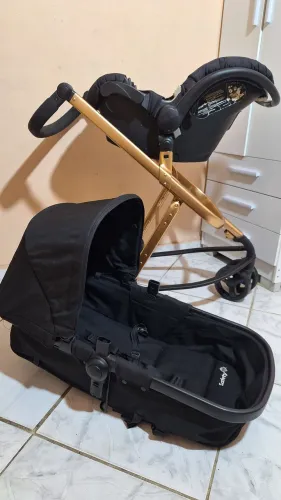 Carrinho moisés com bebê conforto