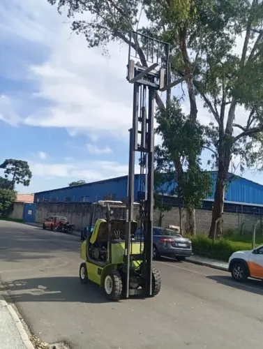 empilhadeira clark   semi nova