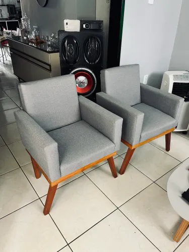 Kit 2 poltronas pés de madeira