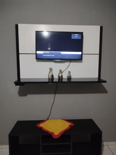 Painel com rack e TV 32 polegadas
