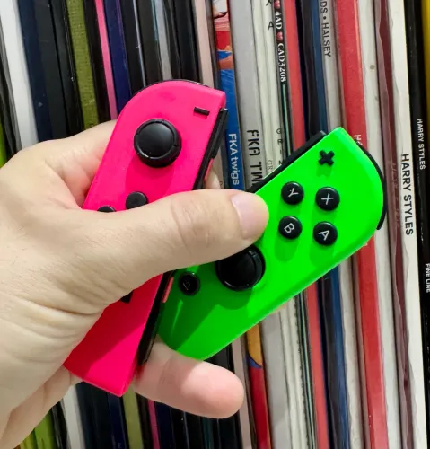Nintendo Switch V1 com 2 jogos e acessórios 