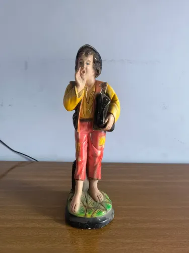 Raridade/antiguidade escultura menino jornaleiro