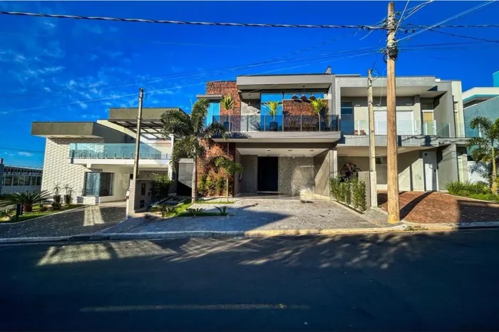 Triplex de Alto Padrão no Condomínio Santa Mônica I | 570 m² de Construção | 4 Dormitórios