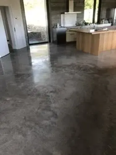 cimento queimado FOSCO por m2 mão de obra aparti de 100m2 