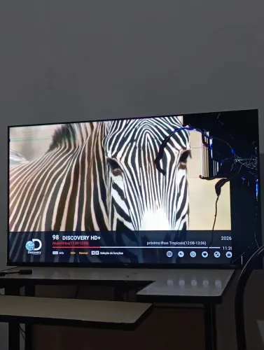 Smartv TCL Android 43 polegadas com detalhe 